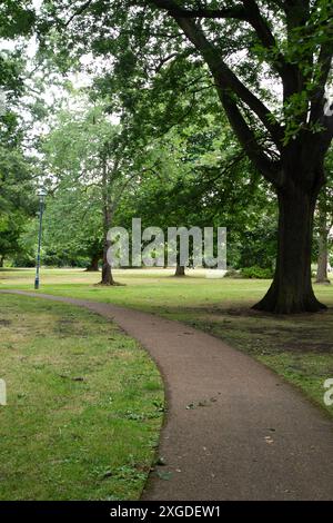 Slough, Großbritannien. 8. Juli 2024 die Thames Valley Police hat einen Teil des Herschel Parks an der Datchet Road in Slough, Berkshire, abgesperrt. Gestern gegen 13:16 Uhr besuchten Beamte den Herschel Park, nachdem sie einen Bericht aus der Öffentlichkeit hatten. Beamte besuchten den Tatort und fanden die Überreste einer Person. Eine Untersuchung über den Tod läuft, der derzeit als ungeklärt behandelt wird. Quelle: Maureen McLean/Alamy Live News Stockfoto