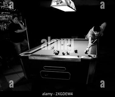 MT00309-00-BW..... MONTANA – Billard im Blue Goose Saloon in Gardiner. Stockfoto