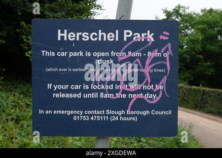 Slough, Großbritannien. 8. Juli 2024 die Thames Valley Police hat einen Teil des Herschel Parks an der Datchet Road in Slough, Berkshire, abgesperrt. Gestern gegen 13:16 Uhr besuchten Beamte den Herschel Park, nachdem sie einen Bericht aus der Öffentlichkeit hatten. Beamte besuchten den Tatort und fanden die Überreste einer Person. Eine Untersuchung über den Tod läuft, der derzeit als ungeklärt behandelt wird. Quelle: Maureen McLean/Alamy Live News Stockfoto