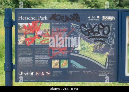 Slough, Großbritannien. 8. Juli 2024 die Thames Valley Police hat einen Teil des Herschel Parks an der Datchet Road in Slough, Berkshire, abgesperrt. Gestern gegen 13:16 Uhr besuchten Beamte den Herschel Park, nachdem sie einen Bericht aus der Öffentlichkeit hatten. Beamte besuchten den Tatort und fanden die Überreste einer Person. Eine Untersuchung über den Tod läuft, der derzeit als ungeklärt behandelt wird. Quelle: Maureen McLean/Alamy Live News Stockfoto