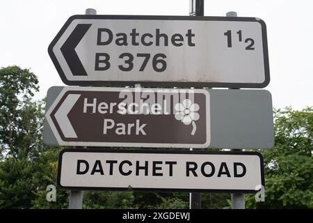 Slough, Großbritannien. 8. Juli 2024 die Thames Valley Police hat einen Teil des Herschel Parks an der Datchet Road in Slough, Berkshire, abgesperrt. Gestern gegen 13:16 Uhr besuchten Beamte den Herschel Park, nachdem sie einen Bericht aus der Öffentlichkeit hatten. Beamte besuchten den Tatort und fanden die Überreste einer Person. Eine Untersuchung über den Tod läuft, der derzeit als ungeklärt behandelt wird. Quelle: Maureen McLean/Alamy Live News Stockfoto