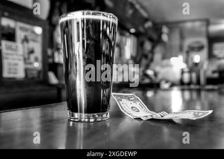 MT00314-00-BW...MONTANA - Glas Bier und Dollarschein in der zwei-Bit-Limousine, Gardiner. Stockfoto