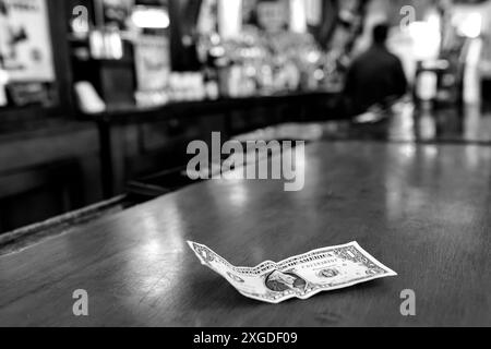 MT00315-00-BW...MONTANA - ein Dollar-Schein auf der Bar im Two Bit Saloon in Gardiner. Stockfoto