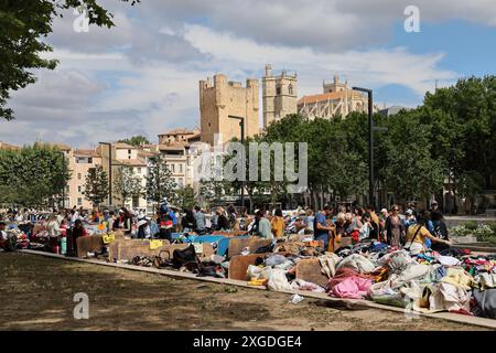 Second-Hand-Bekleidungsmarkt im Stadtzentrum von Narbonne Stockfoto