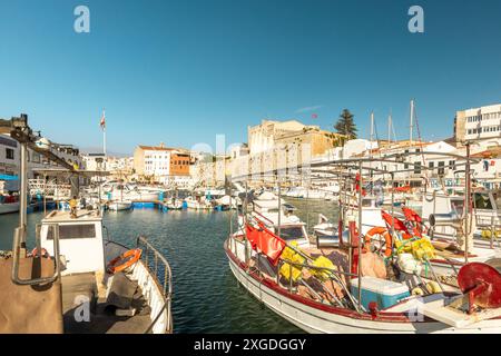 Hafen von Ciutadella, Menorca, malerische Fischerboote und Altstadt, Balearen, Spanien Stockfoto