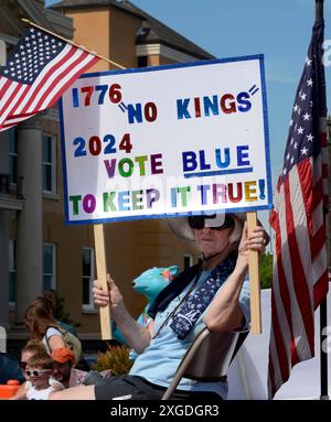 Ein Anhänger der amerikanischen Demokratischen Partei hält ein Anti-Donald Trump-Zeichen bei einer Parade am 4. Juli 2024 in Hendersonville, North Carolina, USA. Stockfoto
