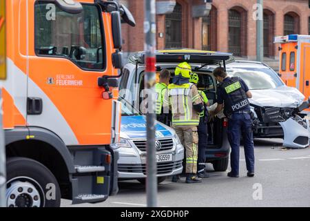 Schwerer Verkehrsunfall mit Motorrad, Wiederbelebung, Rettungshubschrauber, am 08.07.2024 in Berlin, Rotes Rathaus, Rathausstraße, Spandauerstraße, Rathausstraße, Spandauerstrasse, Deutschland *** schwerer Verkehrsunfall mit Motorrad, Wiederbelebung, Rettungshubschrauber, am 08 07 2024 in Berlin, Rotes Rathaus, Rathausstraße, Spandauerstraße, Rathausstraße, Spandauerstrasse, Deutschland Stockfoto