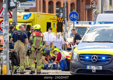 Schwerer Verkehrsunfall mit Motorrad, Wiederbelebung, Rettungshubschrauber, am 08.07.2024 in Berlin, Rotes Rathaus, Rathausstraße, Spandauerstraße, Rathausstraße, Spandauerstrasse, Deutschland *** schwerer Verkehrsunfall mit Motorrad, Wiederbelebung, Rettungshubschrauber, am 08 07 2024 in Berlin, Rotes Rathaus, Rathausstraße, Spandauerstraße, Rathausstraße, Spandauerstrasse, Deutschland Stockfoto