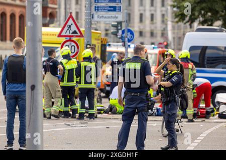 Schwerer Verkehrsunfall mit Motorrad, Wiederbelebung, Rettungshubschrauber, am 08.07.2024 in Berlin, Rotes Rathaus, Rathausstraße, Spandauerstraße, Rathausstraße, Spandauerstrasse, Deutschland *** schwerer Verkehrsunfall mit Motorrad, Wiederbelebung, Rettungshubschrauber, am 08 07 2024 in Berlin, Rotes Rathaus, Rathausstraße, Spandauerstraße, Rathausstraße, Spandauerstrasse, Deutschland Stockfoto