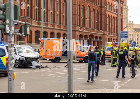 Schwerer Verkehrsunfall mit Motorrad, Wiederbelebung, Rettungshubschrauber, am 08.07.2024 in Berlin, Rotes Rathaus, Rathausstraße, Spandauerstraße, Rathausstraße, Spandauerstrasse, Deutschland *** schwerer Verkehrsunfall mit Motorrad, Wiederbelebung, Rettungshubschrauber, am 08 07 2024 in Berlin, Rotes Rathaus, Rathausstraße, Spandauerstraße, Rathausstraße, Spandauerstrasse, Deutschland Stockfoto