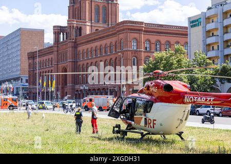 Schwerer Verkehrsunfall mit Motorrad, Wiederbelebung, Rettungshubschrauber, am 08.07.2024 in Berlin, Rotes Rathaus, Rathausstraße, Spandauerstraße, Rathausstraße, Spandauerstrasse, Deutschland *** schwerer Verkehrsunfall mit Motorrad, Wiederbelebung, Rettungshubschrauber, am 08 07 2024 in Berlin, Rotes Rathaus, Rathausstraße, Spandauerstraße, Rathausstraße, Spandauerstrasse, Deutschland Stockfoto