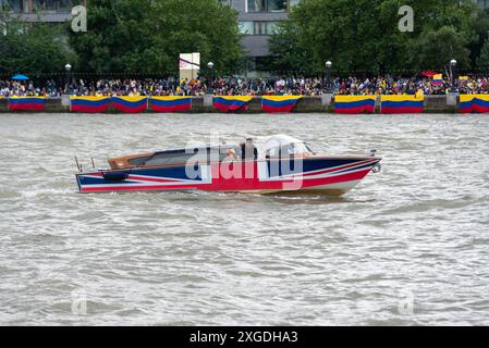 Mit Union Flag bemaltes Startboot auf der Themse, vorbei an kolumbianischen Flaggen, die kolumbianische Schiffe willkommen heißen Stockfoto