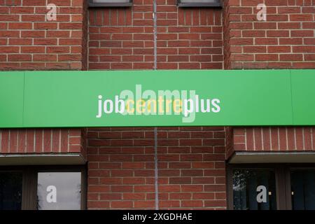 Eastleigh England 11. Juni 2024 Jobcenter Plus-Schild über dem Eingang zu einer Arbeitssuchenden Beratungsstelle in Großbritannien Stockfoto