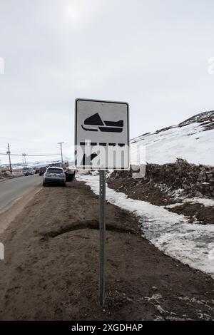 Schneemobil-Schild, das den Weg in Iqaluit, Nunavut, Kanada markiert Stockfoto