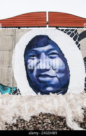 Porträt der Gesichter Wandgemälde unter dem Thema „Kommen Sie zusammen“ im Qikiqtani General Hospital in Iqaluit, Nunavut, Kanada Stockfoto