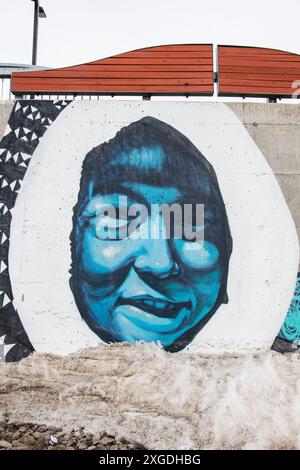 Porträt der Gesichter Wandgemälde unter dem Thema „Kommen Sie zusammen“ im Qikiqtani General Hospital in Iqaluit, Nunavut, Kanada Stockfoto