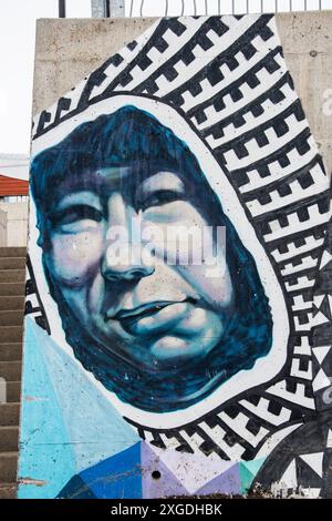 Porträt der Gesichter Wandgemälde unter dem Thema „Kommen Sie zusammen“ im Qikiqtani General Hospital in Iqaluit, Nunavut, Kanada Stockfoto