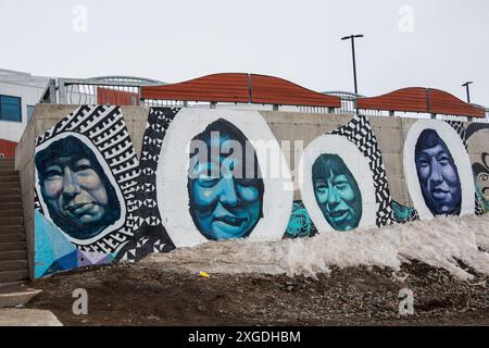 Porträt der Gesichter Wandgemälde unter dem Thema „Kommen Sie zusammen“ im Qikiqtani General Hospital in Iqaluit, Nunavut, Kanada Stockfoto