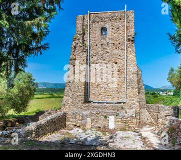 Ein Blick auf einen Abschnitt der antiken Mauer neben dem Kloster des Heiligen Nikolaus in Mesopotam, Albanien am Morgen im Sommer Stockfoto