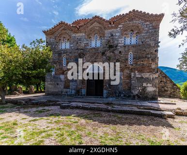 Ein Blick auf das erhaltene Kloster des Heiligen Nikolaus in Mesopotam, Albanien am Morgen im Sommer Stockfoto