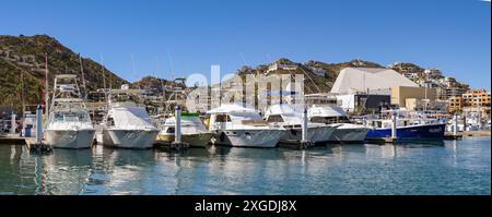 Cabo San Lucas, Mexiko - 14. Januar 2024: Panoramablick auf Motorboote im Hafen von Cabo San Lucas Stockfoto