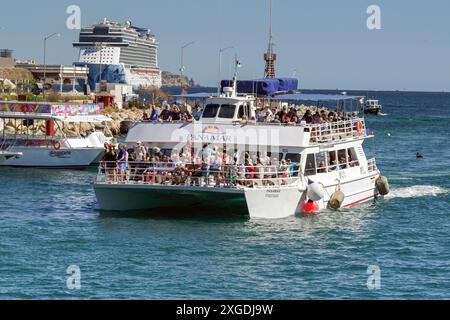 Cabo San Lucas, Mexiko - 14. Januar 2024: Fährschiffe bringen Passagiere von einem Kreuzfahrtschiff in der Bucht in den Hafen von Cabo San Lucas Stockfoto