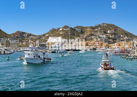 Cabo San Lucas, Mexiko - 14. Januar 2024: Boote fahren in den Hafen von Cabo San Lucas ein und verlassen diesen Stockfoto