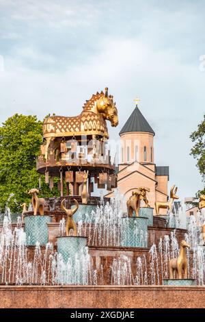 Colchis oder Kolkha Brunnen mit dreißig Tierstatuen, die das alte georgische Erbe darstellen, befindet sich auf dem zentralen Platz in Kutaisi. Stockfoto