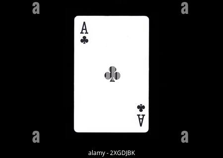 Spielkarte Ass des Kreuzes isoliert auf schwarzem Hintergrund. Poker. SPIELTAG DER NATIONALKARTE Stockfoto