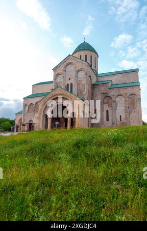 Die Kathedrale von Bagrati, ein Meisterwerk mittelalterlicher georgianischer Architektur, ist eine Kathedrale aus dem 11. Jahrhundert in der Stadt Kutaisi in der Imereti, Georgien. Stockfoto