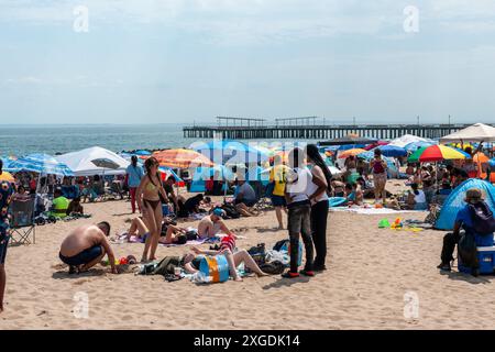 Strandbesucher strömen am Donnerstag, 4. Juli 2024, dem Unabhängigkeitstag, nach Coney Island in Brooklyn in New York. (© Richard B. Levine) Stockfoto