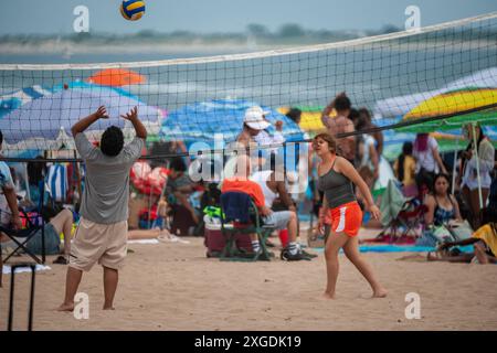 Strandbesucher strömen am Donnerstag, 4. Juli 2024, dem Unabhängigkeitstag, nach Coney Island in Brooklyn in New York. (© Richard B. Levine) Stockfoto