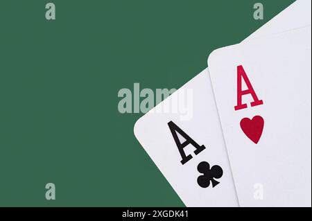 Spielkarten Ass's of Hearts and Cross isoliert auf Poker Green Hintergrund. Leerzeichen für den Text. SPIELTAG DER NATIONALKARTE Stockfoto