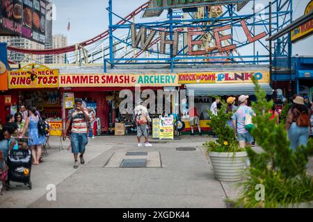 Strandbesucher strömen am Donnerstag, 4. Juli 2024, dem Unabhängigkeitstag, nach Coney Island in Brooklyn in New York. (© Richard B. Levine) Stockfoto
