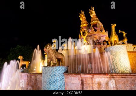 Colchis oder Kolkha Brunnen mit dreißig Tierstatuen, die das alte georgische Erbe darstellen, befindet sich auf dem zentralen Platz in Kutaisi. Stockfoto