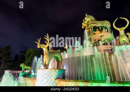 Colchis oder Kolkha Brunnen mit dreißig Tierstatuen, die das alte georgische Erbe darstellen, befindet sich auf dem zentralen Platz in Kutaisi. Stockfoto