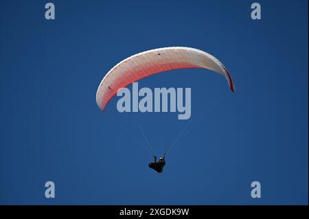 PARA-SEGELFLUGZEUG, DAS WÄHREND DER FAHRT DURCH DIE LUFTSTRÖMUNGEN AN EINEM SCHÖNEN KLAREN TAG AUF ST BEE'S HEAD IN DER NÄHE VON WHITEHAVEN, CUMBRIA, GEFANGEN WURDE Stockfoto
