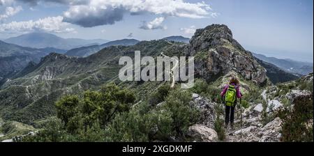 Wanderer, die auf dem Bergrücken in der Sierra de Tejeda und Almijara spazieren. Stockfoto