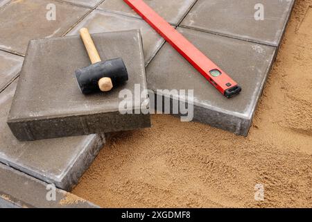 Installation von Betonfertigungsplatten auf Sandfundament Stockfoto