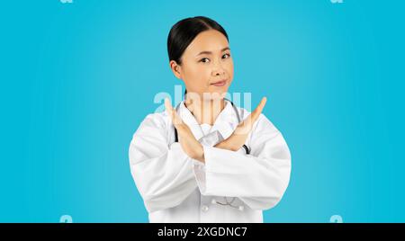Frau Doktor Macht Stop Geste Vor Blauem Hintergrund Stockfoto
