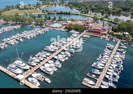 Detroit, Michigan - aus der Vogelperspektive des Detroit Yacht Club auf der Belle Isle im Detroit River. Der private Club wurde 1868 gegründet. Stockfoto