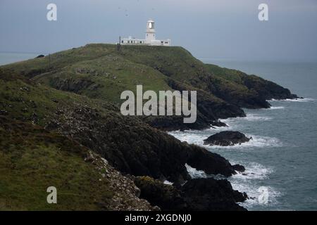 Blick auf den Leuchtturm von Strumble Head im spektakulären Pembrokeshire Nationalpark Stockfoto