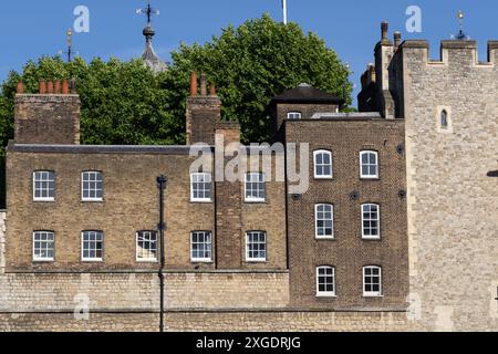 Eintritt zum Tower of London mittelalterliche Festung, moderne Ergänzung zu alten Steinen Stockfoto