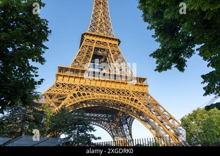 Grundstruktur des Eiffelturms in Paris, Frankreich. Frühes goldenes Morgenlicht Stockfoto