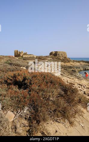 Italien, Sizilien, Puntabraccetto Strand (Provinz Ragusa), Mittelmeer, sizilianische südöstliche felsige Küste Stockfoto