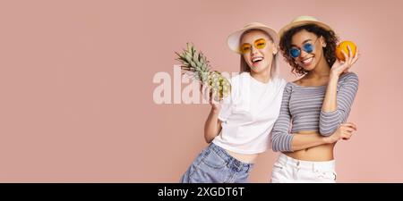 Zwei Glückliche Frauen, Die Früchte In Sommerhüten Halten Stockfoto
