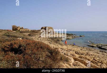 Italien, Sizilien, Puntabraccetto Strand (Provinz Ragusa), Mittelmeer, sizilianische südöstliche felsige Küste Stockfoto