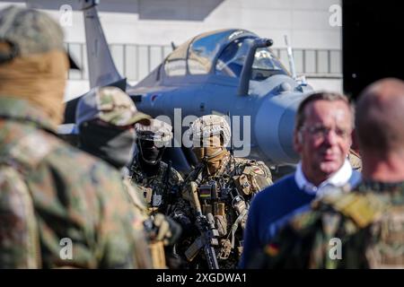 Fairbanks, USA. Juli 2024. Bundesverteidigungsminister Boris Pistorius (SPD) spricht mit Kommandosoldaten der KSK bei der NATO-Übung 'Arctic Defender 2024' auf der Eielson Air Force Base. Eurofighter-Besatzungen aus mehreren Ländern üben in Alaska zusammen mit den USA und unter deutscher Führung Luftkriegsoperationen nach NATO-Standards aus. Quelle: Kay Nietfeld/dpa/Alamy Live News Stockfoto