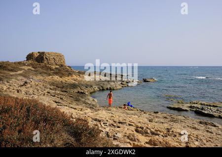 Italien, Sizilien, Puntabraccetto Strand (Provinz Ragusa), Mittelmeer, sizilianische südöstliche felsige Küste Stockfoto