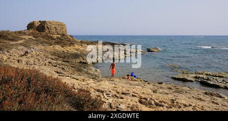 Italien, Sizilien, Puntabraccetto Strand (Provinz Ragusa), Mittelmeer, sizilianische südöstliche felsige Küste Stockfoto